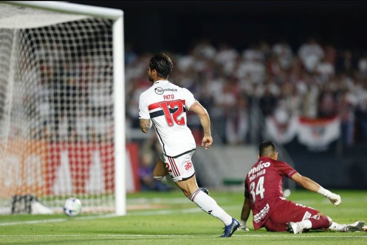 Alexandre Pato fazendo gol em João Paulo, do Santos, no Morumbi. 