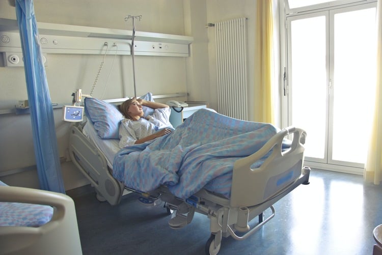 mulher em uma cama de hospital