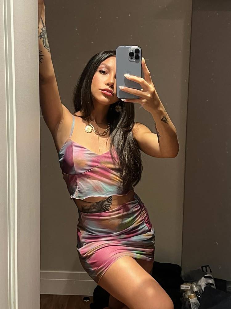 Priscilla Alcantara, usando conjunto tie dye de cropped e mini saia, em foto no espelho