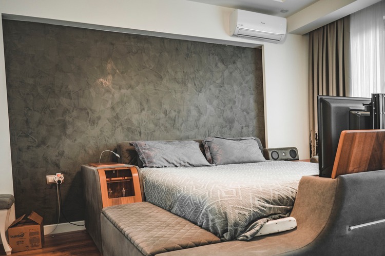 quarto decorado com cores sólidas e um ar-condicionado para os dias de mais calor