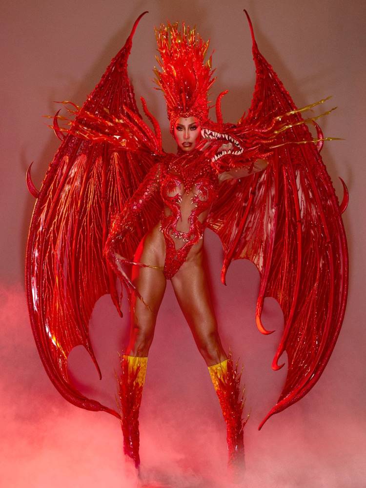 Sabrina Sato usando fantasia carnavalesca de dragão, com as asas e cabeça do animal.
