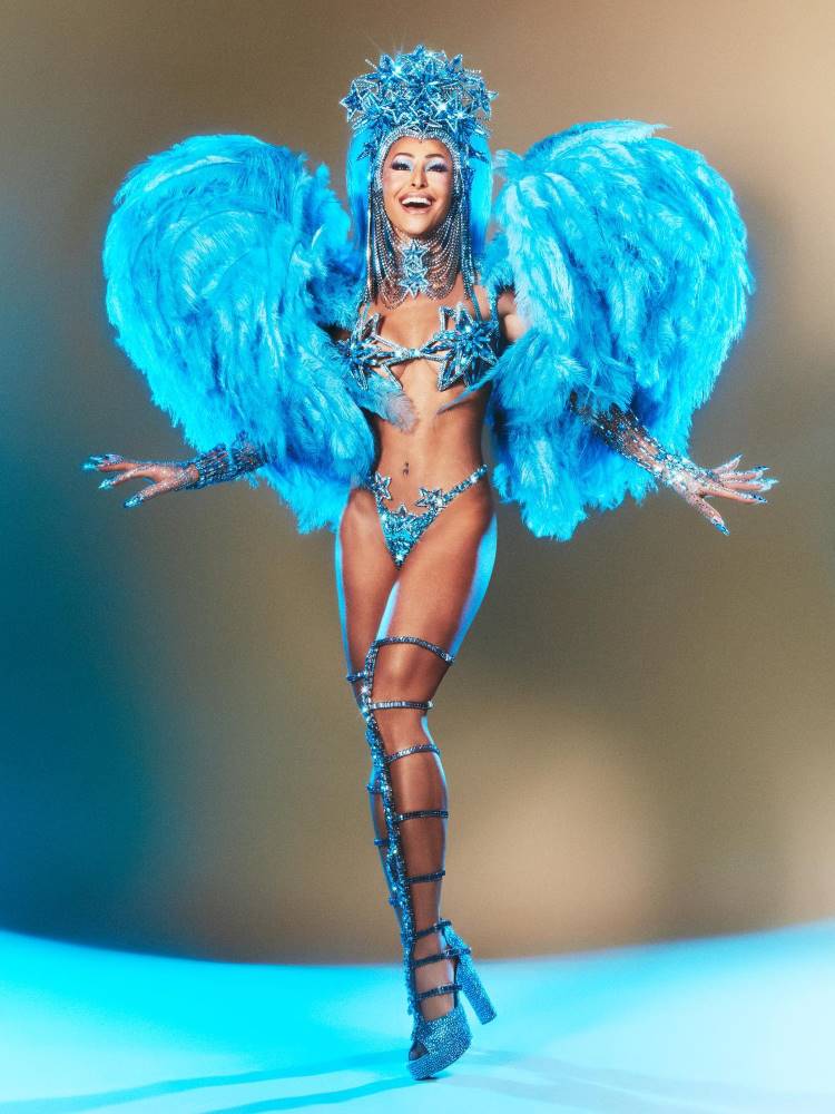 Sabrina Sato com look de Carnaval cheio de brilho, com detalhes em azul e estrelas, além de uma asa azul. 
