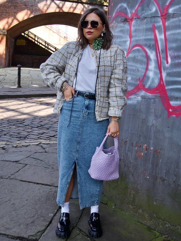 Mulher com look despojado em rua