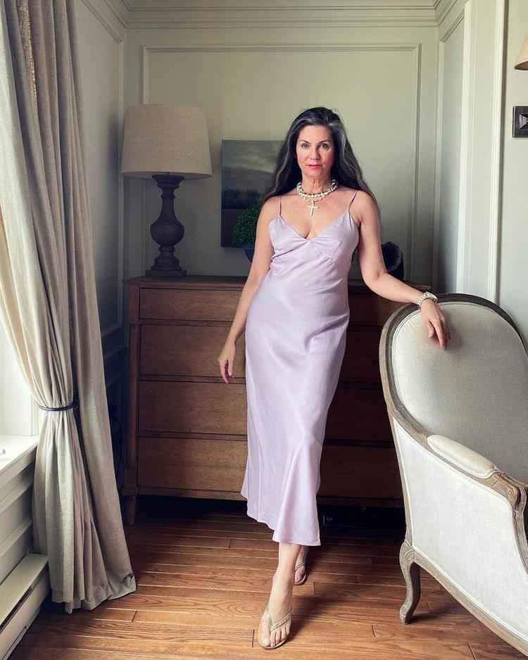 mulher em sala de estar com slip dress lilás