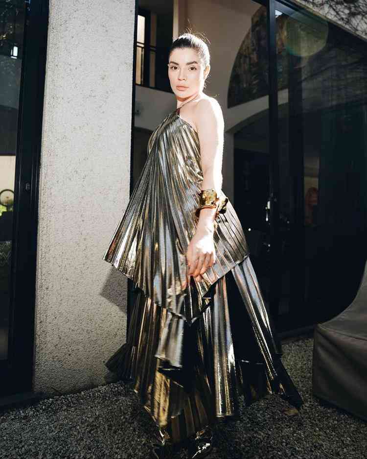mulher com vestido longo prata metalizado