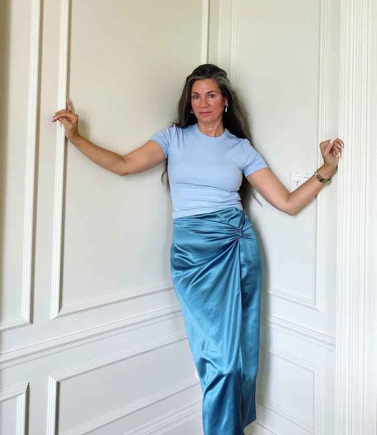 mulher com look azul, blusa  e saia longa