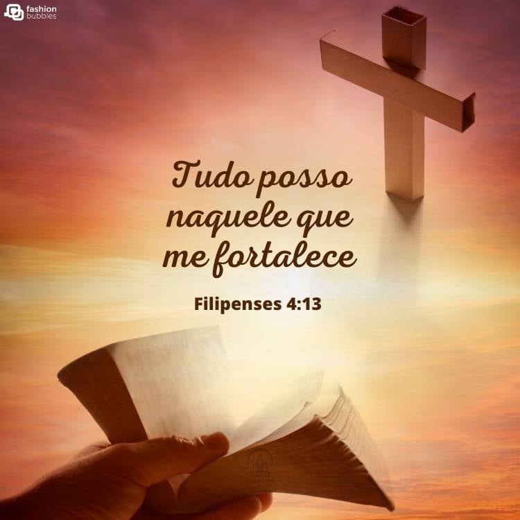 Imagem de uma mão segurando uma bíblia e uma cruz ao alto. No centro, há a frase "Tudo posso naquele que me fortalece". 
