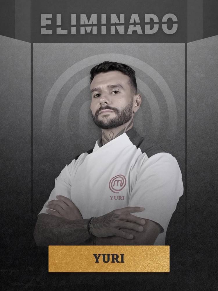 Montagem com foto de Yuri do MasterChef Profissionais 2023 em fundo cinza com escrito "Eliminado"