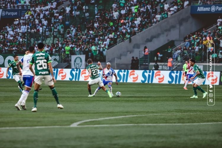 Defesa do Palmeiras , com Murilo, sofrendo ataque de um jogador do Fortaleza próximo à pequena área. 