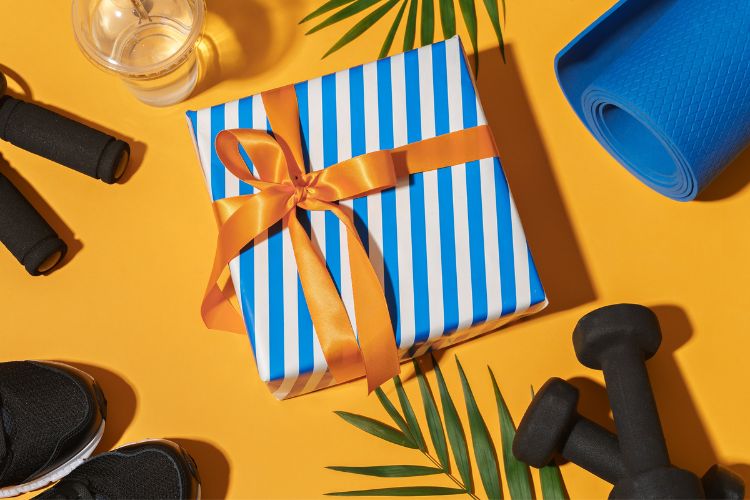 presente para amiga que gosta de esporte embrulhado em papel azul e branco com laço amarelo