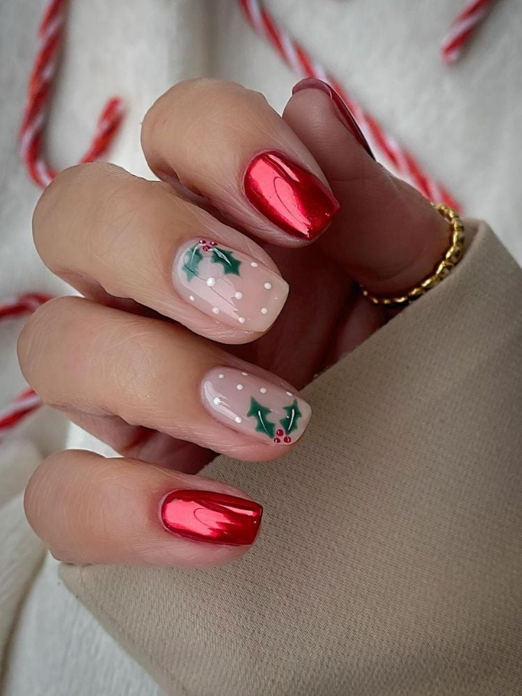 unha decorada de Natal com esmalte vermelho metalizado e duas unhas com desenho de azevinho