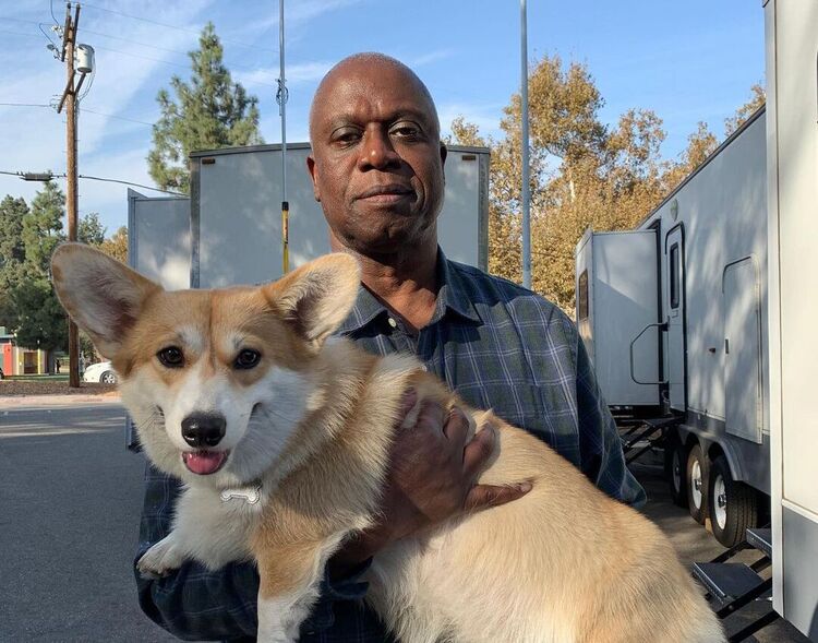 Ator Andre Braugher com o cachorro que era o bicho de estimação de seu personagem em "Brooklyn Nine-Nine"