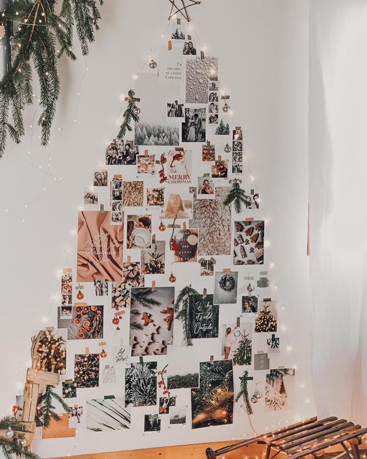 Árvore-de-natal de parede feita com fotos pregadas com fita, pisca-pisca e estrela simples