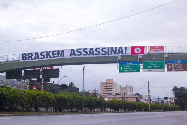 Ponte em Maceió com letreiro "Braskem assassina!"