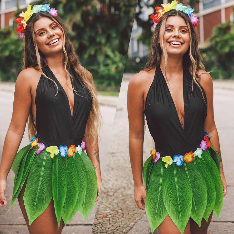 Duas fotos da mesma mulher com fantasia de haviana, com coroa de flores, body preto, saia verde de colar havaino como cinto. 