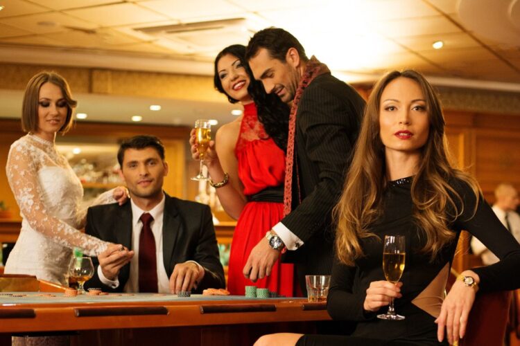 3 mulheres e 2 homens usando looks que representam a moda usada no cassino