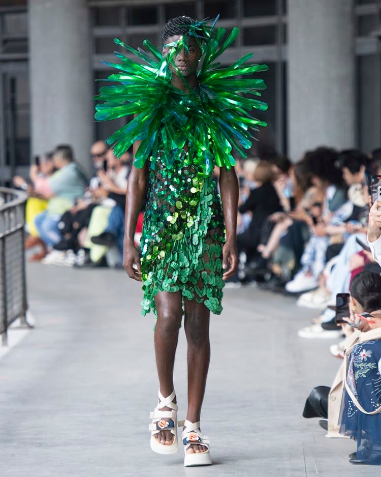 Modelo no desfile do Ponto Firme usando vestido verde com detalhes em plástico