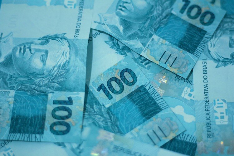 Várias notas de R$ 100