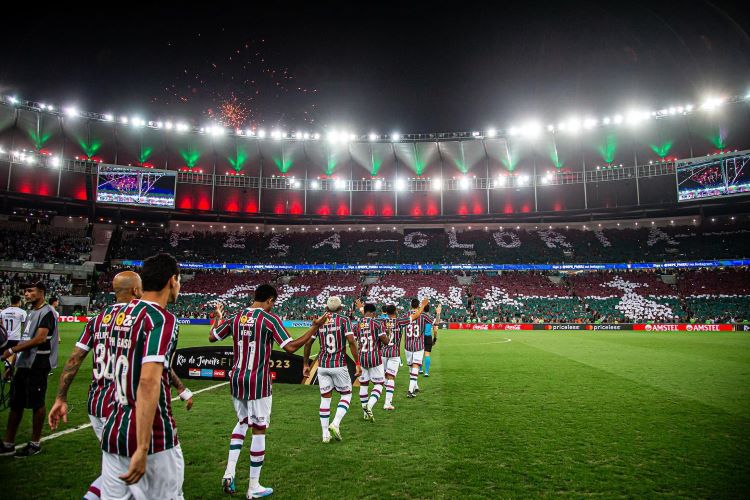 Elenco do Fluminense com o primeiro uniforme entrando em campo para jogo no Maracanã.