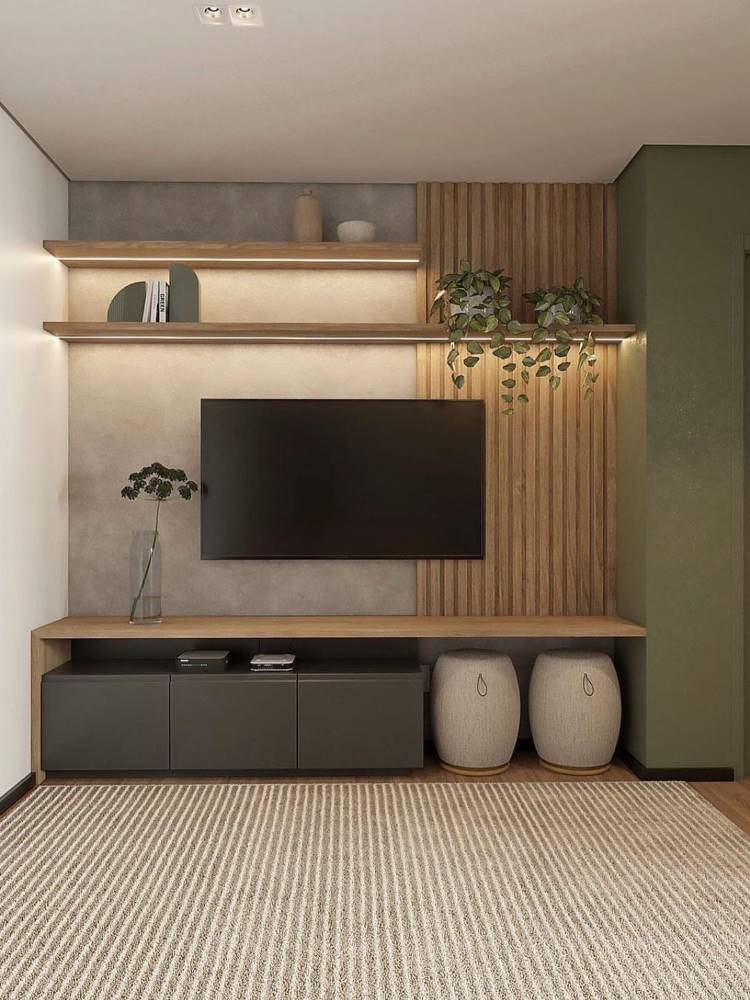 Sala de estar com decoração em verde, cuja estante é de madeiras, com diversos vasos de plantas. 