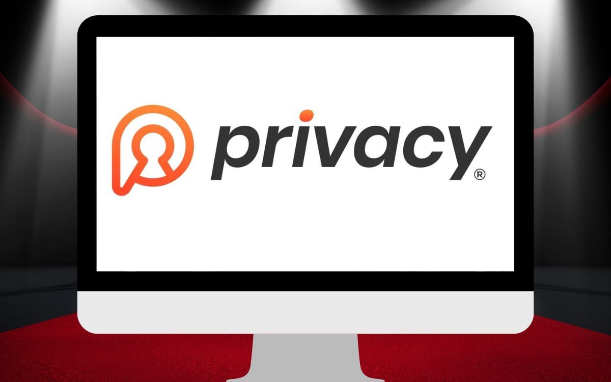 fundo com holofote e tapete vermelho apontando para computador com logo do Privacy, que tem famosas