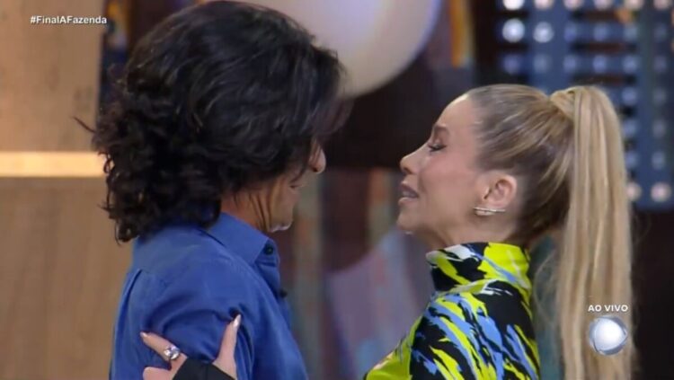 André Gonçalves reencontra Danielle Winits, se declara e beija ex-esposa na Final de A Fazenda 2023