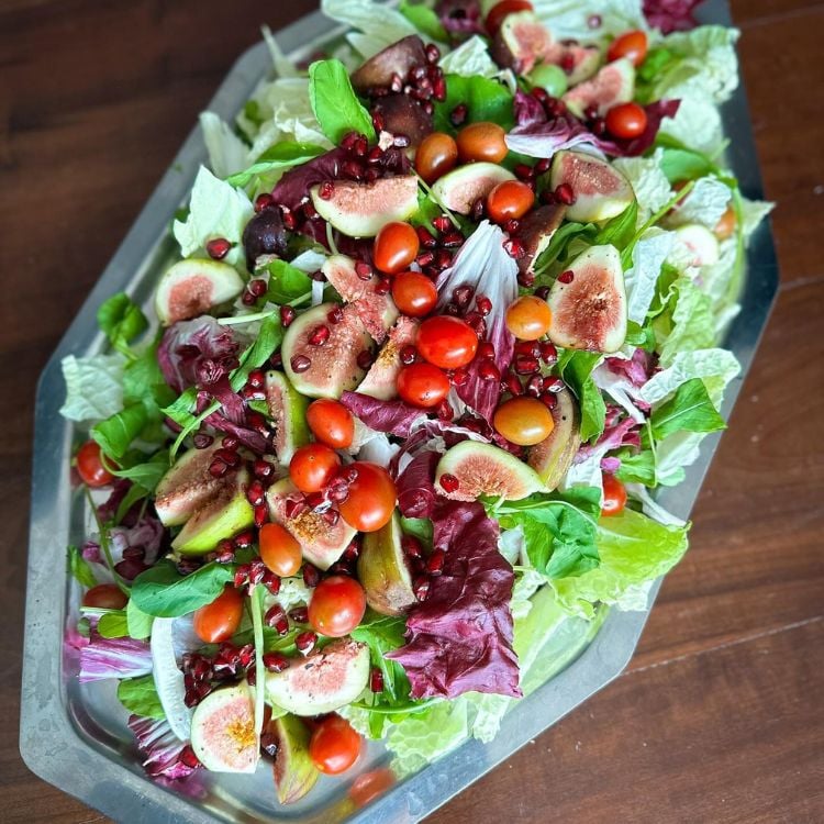 Um parto de salada de folhas com tomate e figos