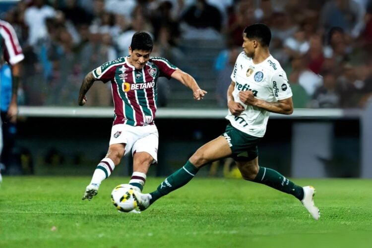 German Cano, atacante do Fluminense, disputando bola com jogador palmeirense.