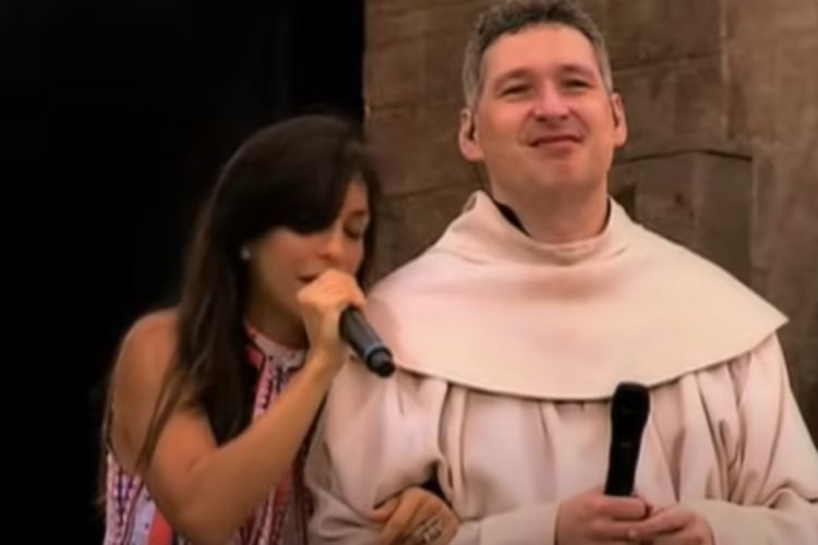 Cena do clipe musical de Ivete Sangalo em parceria com o padre Marcelo Rossi