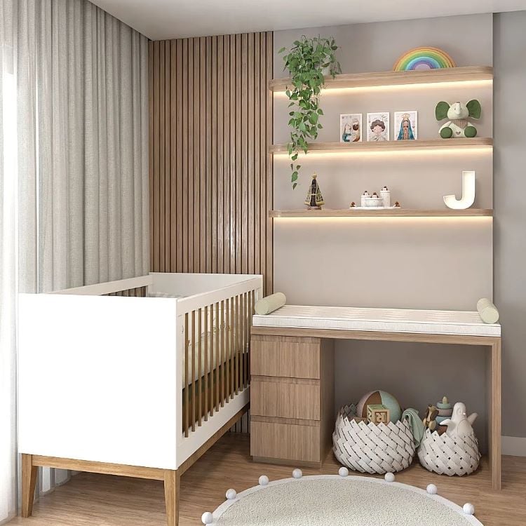Jiboia em quarto de bebê, prateleiras, painel ripado e planta jiboia presente ao alto. 