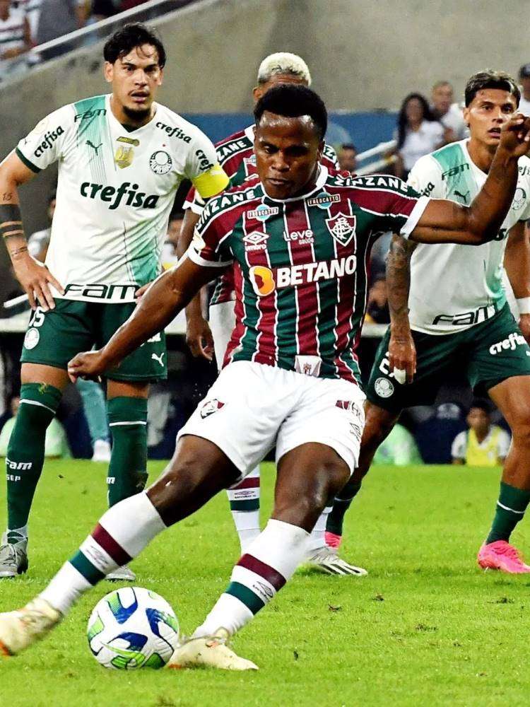 Atacante do Fluminense, John Arias, se preparando para bater na bola, com a zaga do Palmeiras ao fundo. 