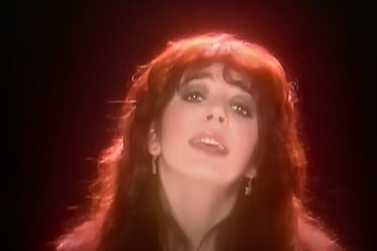 Cena do clipe Wuthering Heights, de Kate Bush