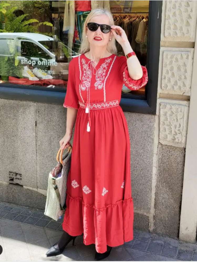 Mulher usa longo vermelho como look para confraternizações de fim de ano