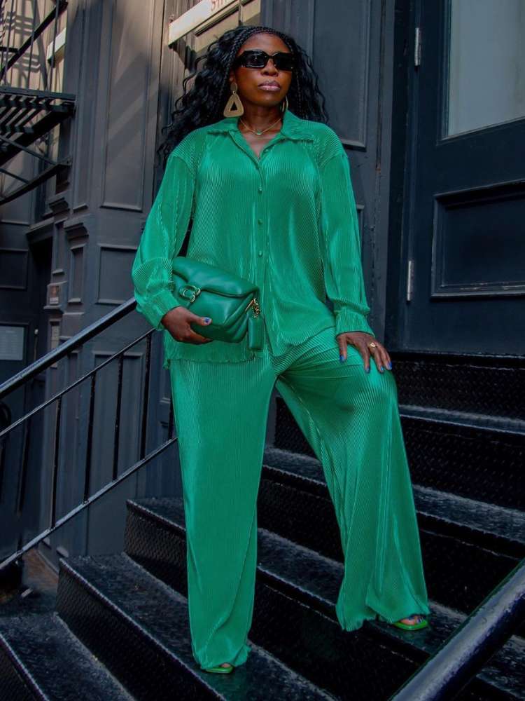 Mulher de verde em look para confraternizações de fim de ano