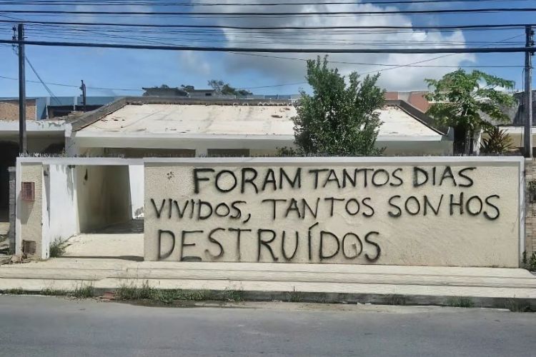 Muro pichado em um dos bairros prejudicados em Maceió