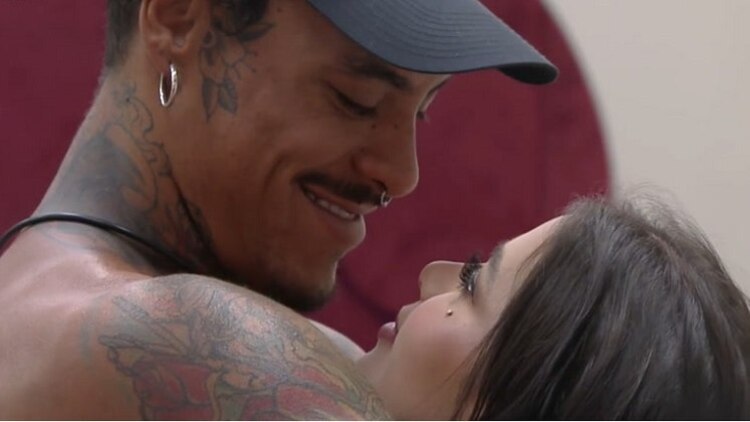 Murilo Dias beijando Victoria Macan no reality Show A Grande Conquista