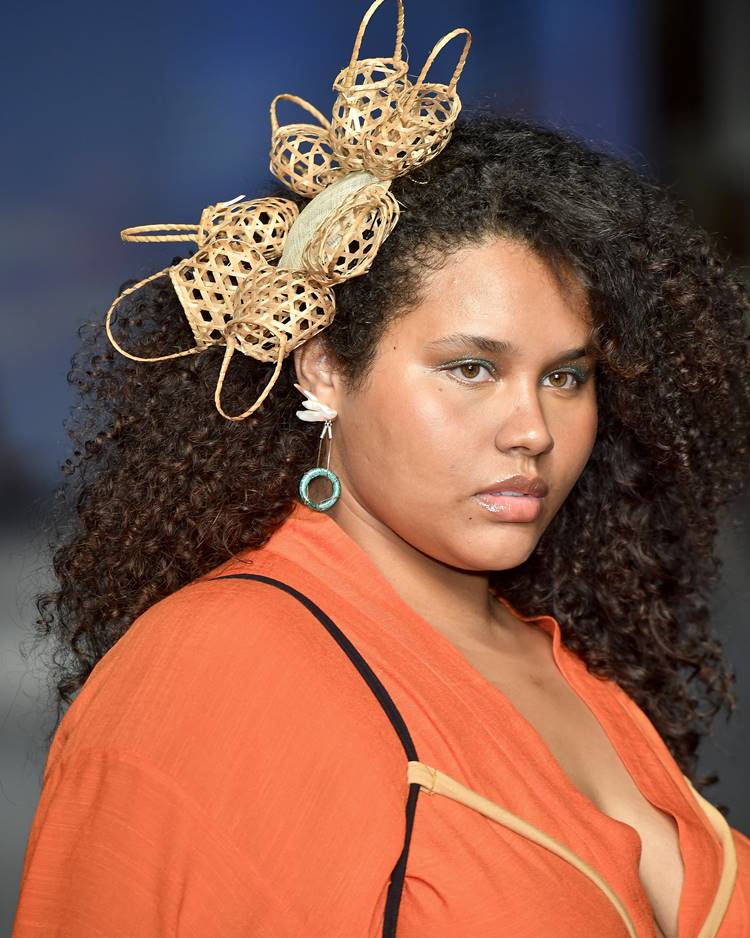 Modelo negra em desfile no Brasil Eco Fashion Week 7 com acessório de palha no cabelo cacheado