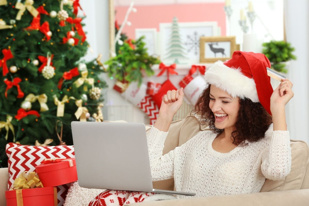 mulher usando gorro de Papai Noel e aproveitando as ofertas de Natal do site Olabet