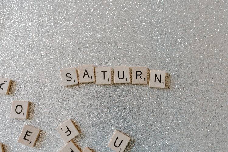 A palavra "Saturn", que significa "Saturno", formada por letras de madeira