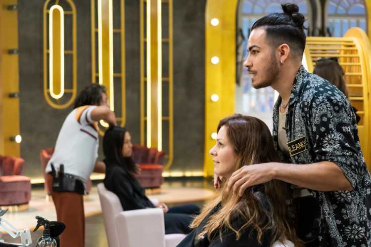 participante do Hairstyle: The Talent Show Brasil atendendo cliente