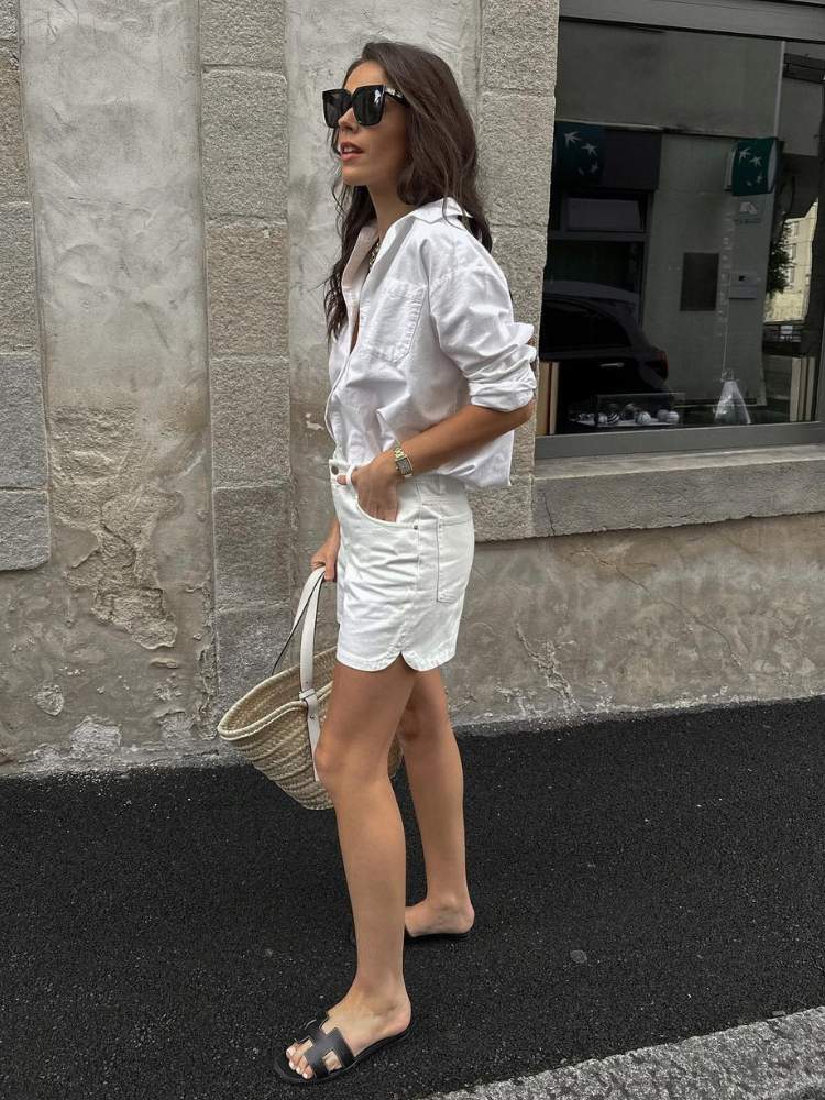 Mulher usa conjunto branco como sugestão de roupa para ano novo na praia