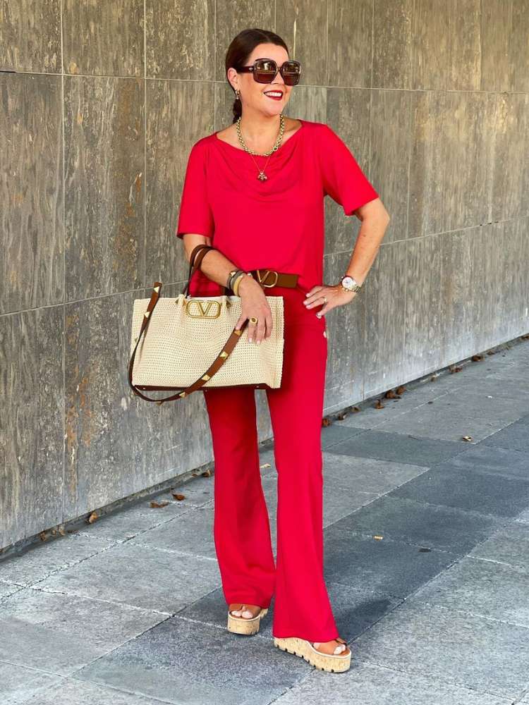 Mulher veste conjunto como roupa vermelha para Natal