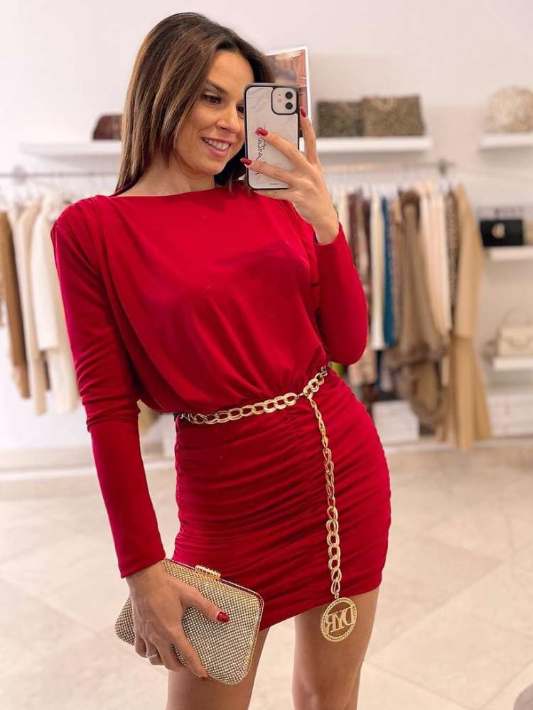 Mulher usa vestido com cinto dourado como roupa vermelha para Natal