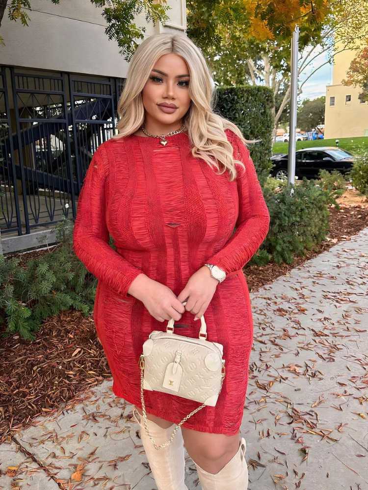 Mulher usa vestido texturizado como roupa vermelha para Natal