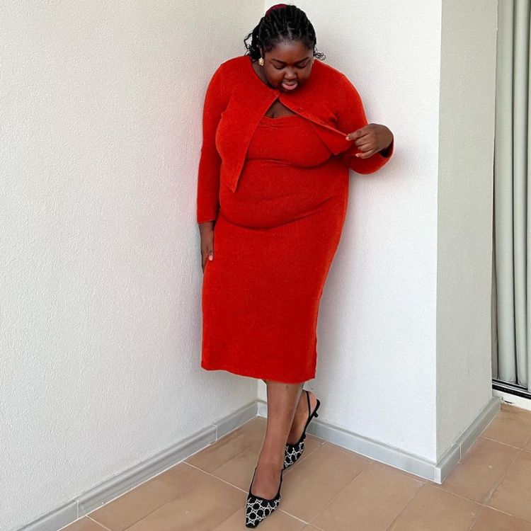 Mulher usa vestido vermelho e sapato slingback em preto e branco