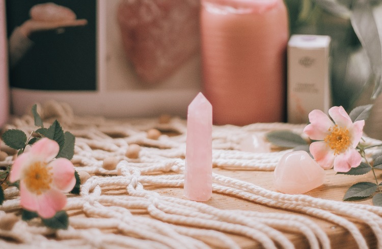 quartzo rosa em formato pontudo, muito usado em simpatias para o amor
