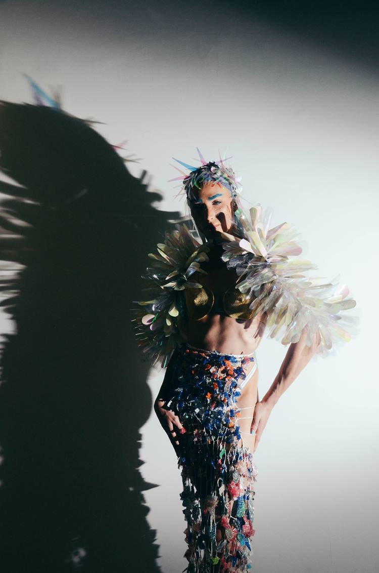drag queen Halessia no desfile Ponto Firme, usando calça de crochê tio e acessórios de plástico