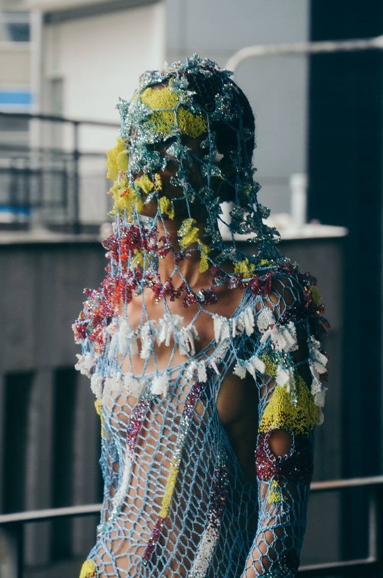 Modelo usando look de crochê colorido do projeto Ponto Firme no desfile em colaboração do SPFW
