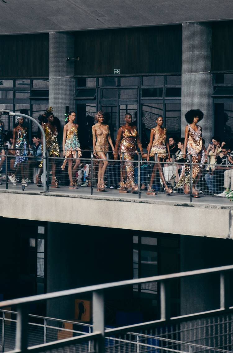 Modelos no desfile do Ponto Firme em sacada de prédio