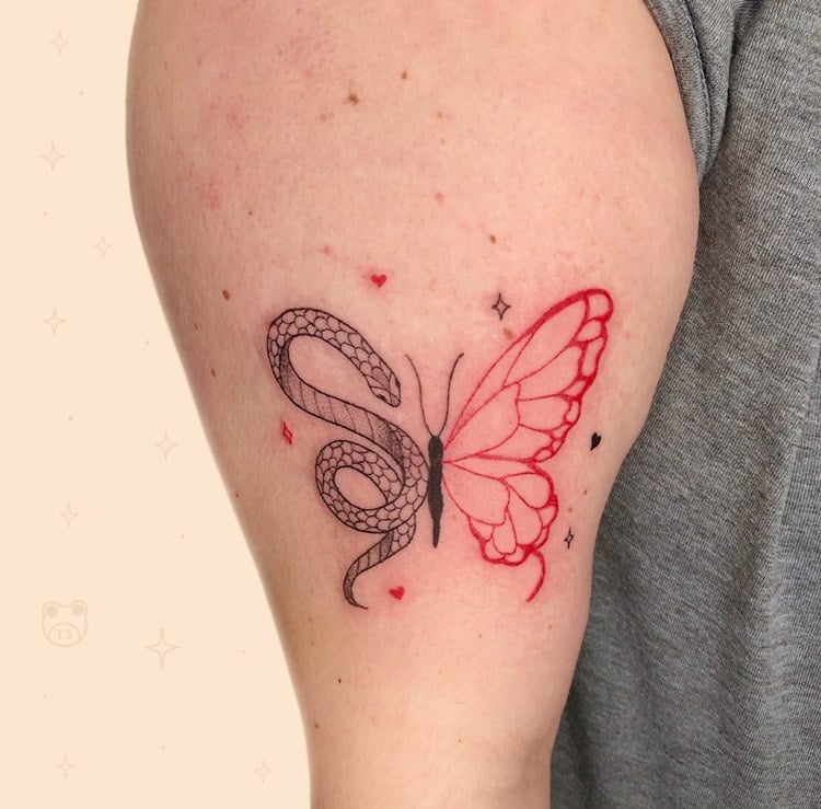 Tatuagem de borboleta com cobra, preto e bermelho, traço fino no braço